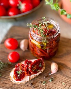 Posušena Zelenjava: Globina Okusa v Pekačih in Župah